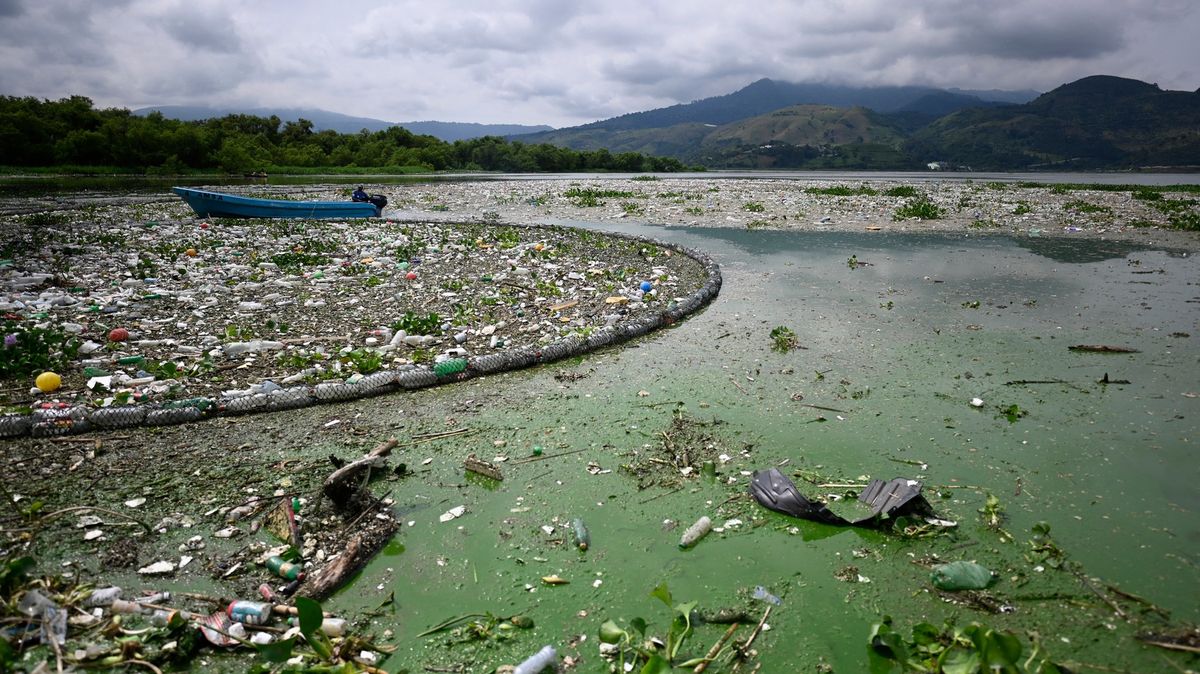 Tisíce tun plastového odpadu zakrylo středoamerické řeky, jezera i pláže